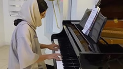 کیانا هنرجوی پیانو ایرانی استاد میلاد جعفرنژاد