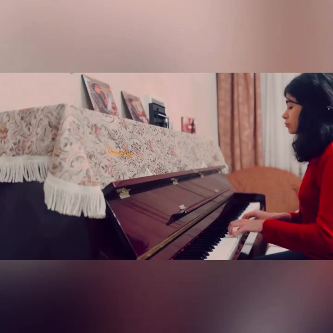 piano player with darya mohammadi