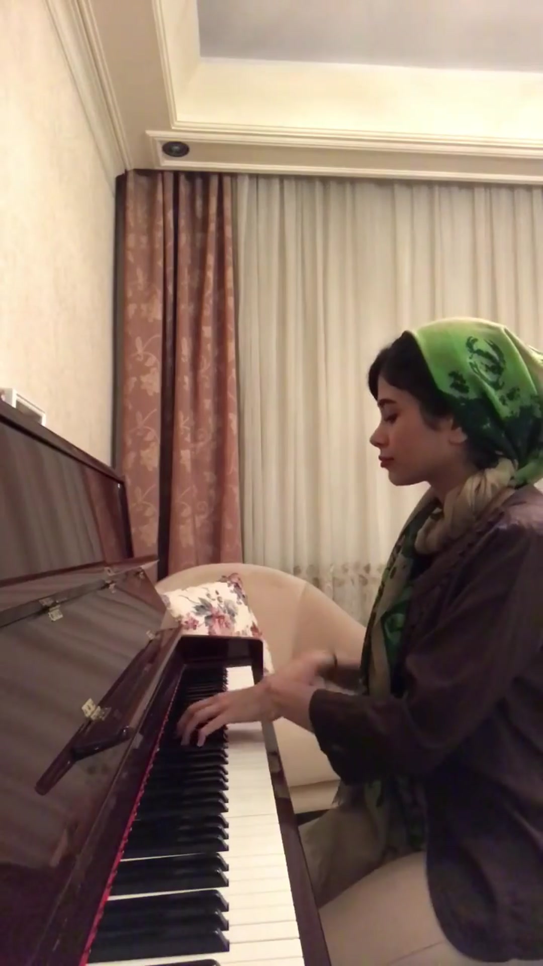 piano playing with darya mohammadi