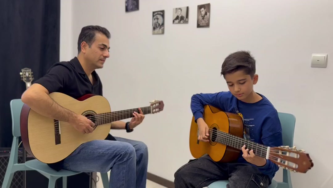 guitar playing student of sasam doorostkar